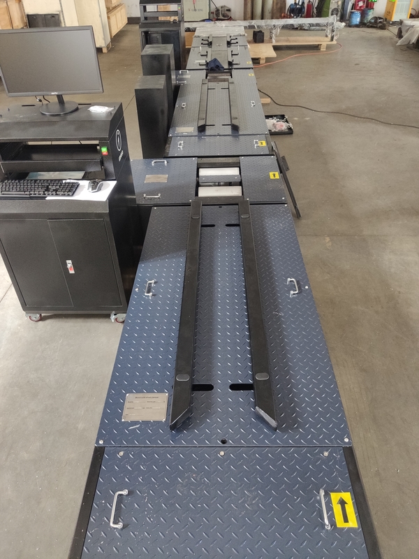 خط اختبار الدراجات النارية ذات العجلتين، قوة الفرملة، حمل المحور، عداد السرعة، المشابك، محاذاة العجلات، جهاز اختبار المصابيح الأمامية